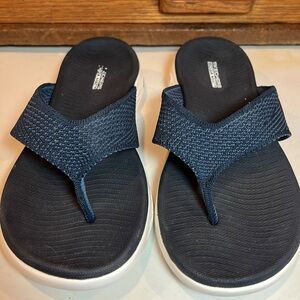 Skechers Yoga Mat, navy blue woven textile sandal, flip flops women’s size 9